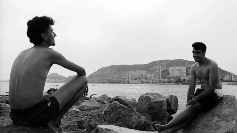 Dos Chicos Frente al Mar still