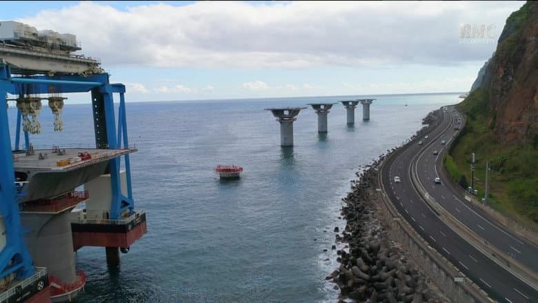 Île de la Réunion - L'incroyable route qui défie l'Océan still