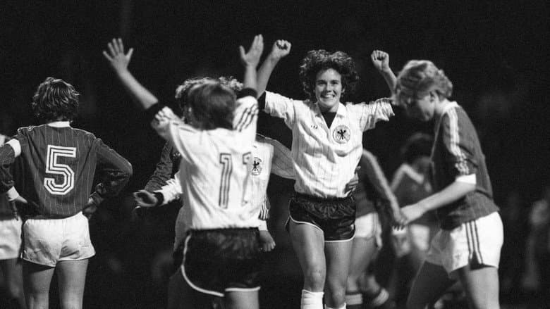 Mädchen können kein Fußball spielen still