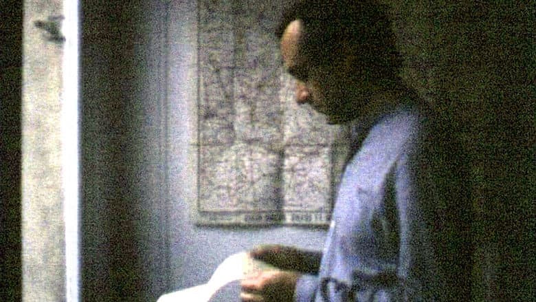 Jeune femme à sa fenêtre lisant une lettre still